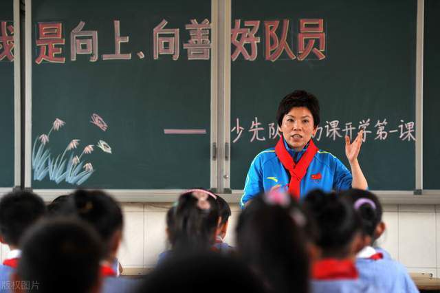 从嘈杂的长江码头到林立的高楼大厦，电影场景与实景颇为相像，又有艺术上的再创作，这样的努力让影片更加生动